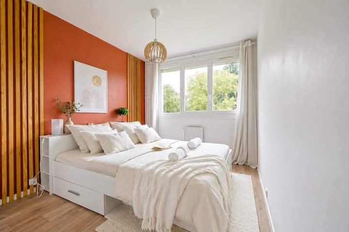 Second bedroom for two (towels and linens included).