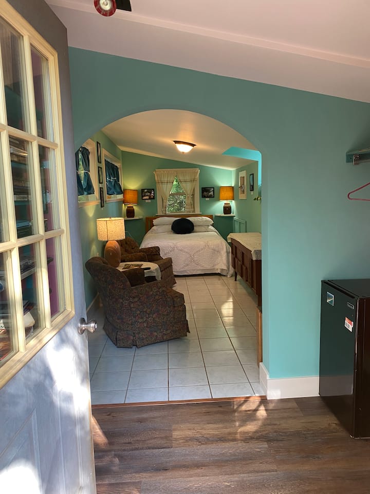 En entrant dans la chambre de style cabane dans les arbres…