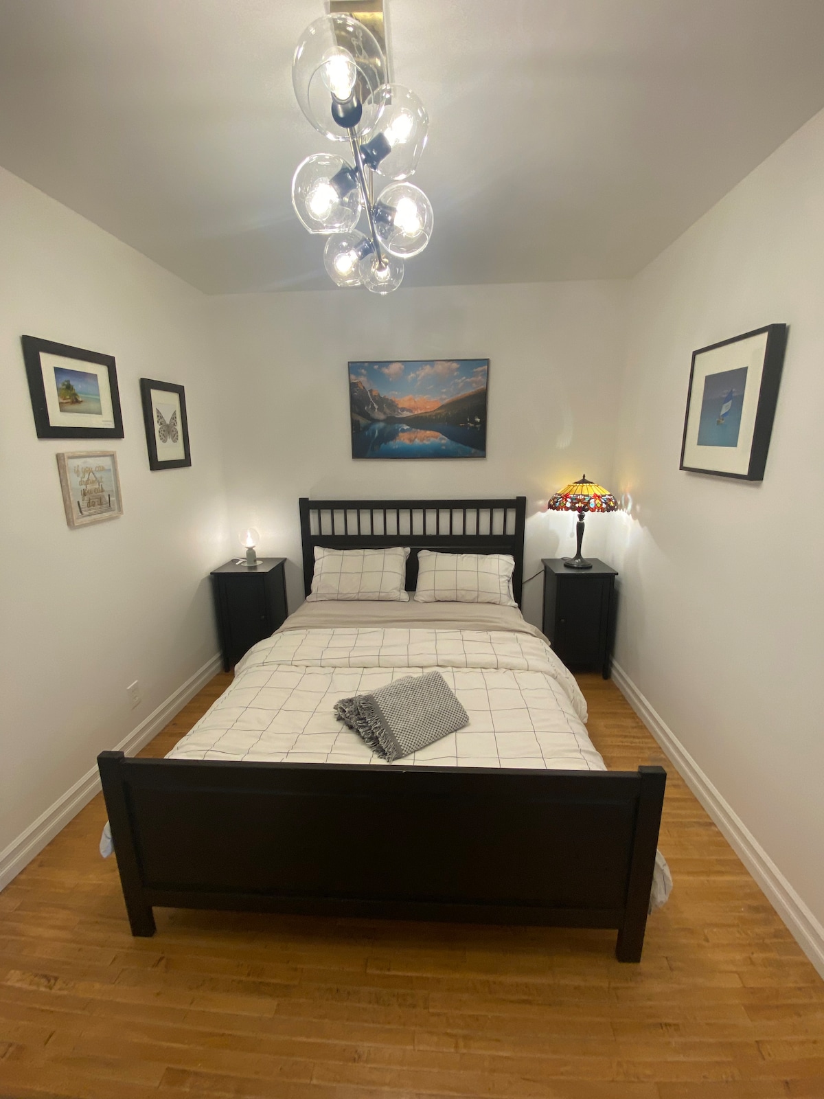 זהו חדר מעבר (בין הסלון לחדר השינה הראשי) עם מיטת קווין סייז, ריצוף עץ קשה ותקרה גבוהה. חדר רחצה/שירותים ממוקם בסלון, נגיש בקלות.