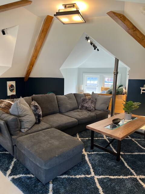 CRAFTSMAN’sUPSTAIRS! 3 bd rm w/impressive attic!