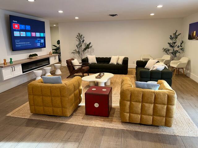 Vegas Villa Pool BBQ 5 mins to Las Vegas Strip! gallery image 2