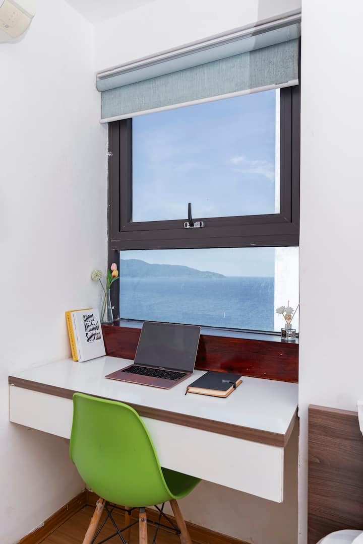 פינה ידידותית לעבודה עם נוף לים - אידיאלית לנוודים דיגיטליים או לאורחים שאוהבים בוקר שקט ליד החלון.