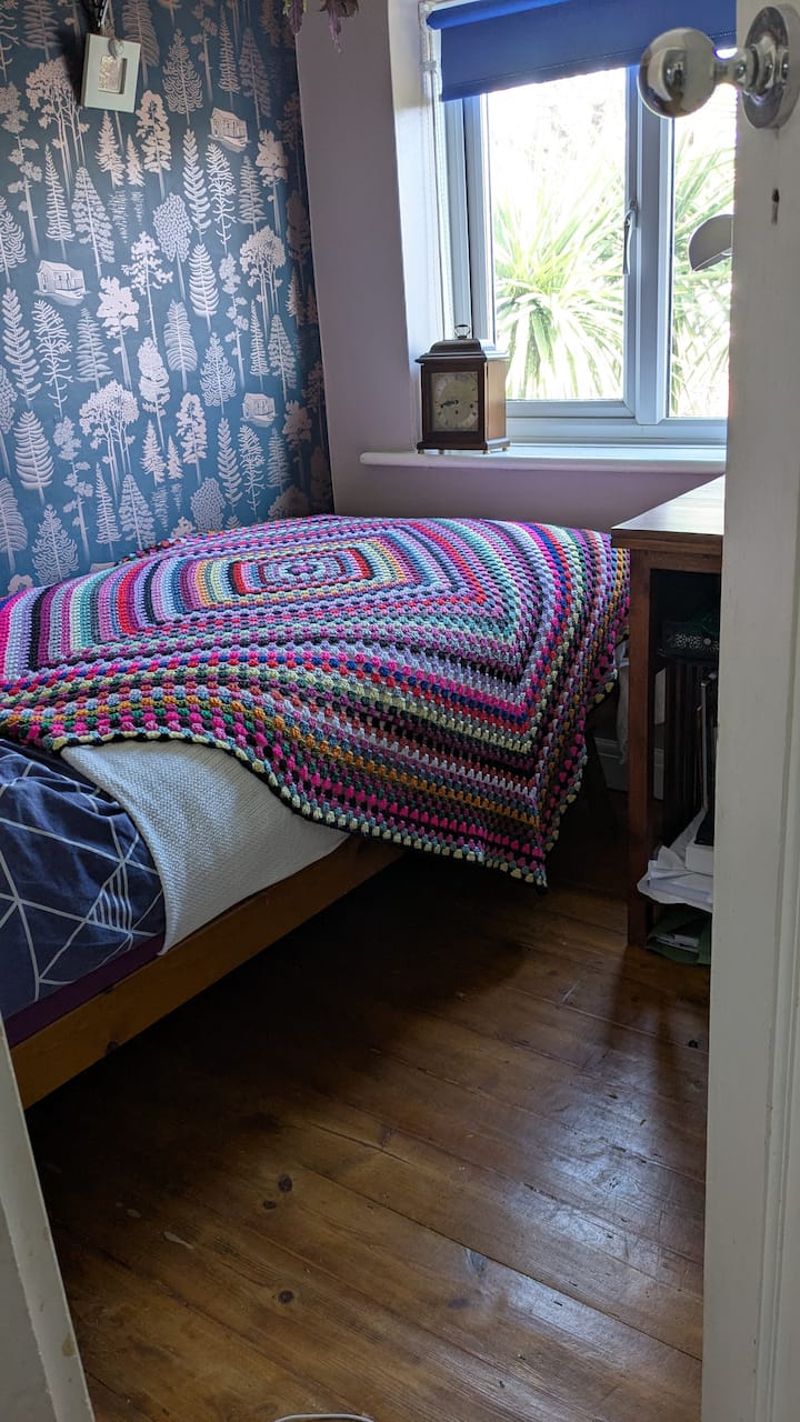 Kitanda cha trundle kinaweza kuongezwa kutoka kwenye chumba kingine cha kulala ili kutengeneza chumba kimoja 