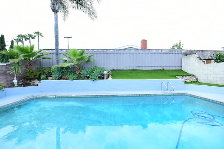 Entire home, Pool, Free Parking, BBQ, Pets allowed