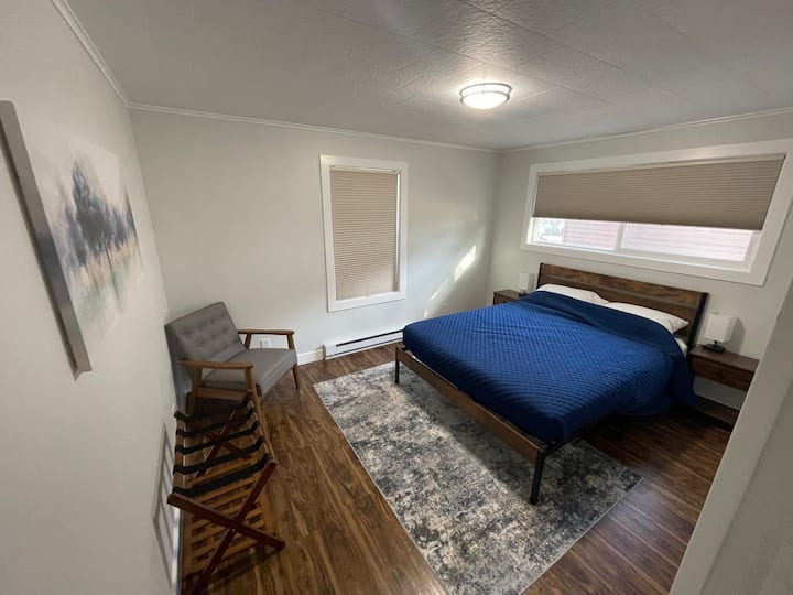 Principal con cama tamaño queen.