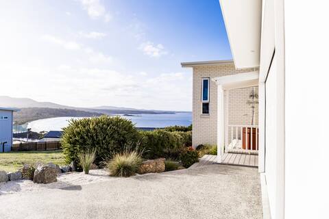 Sweeping Bay of Fires Views - RARE!