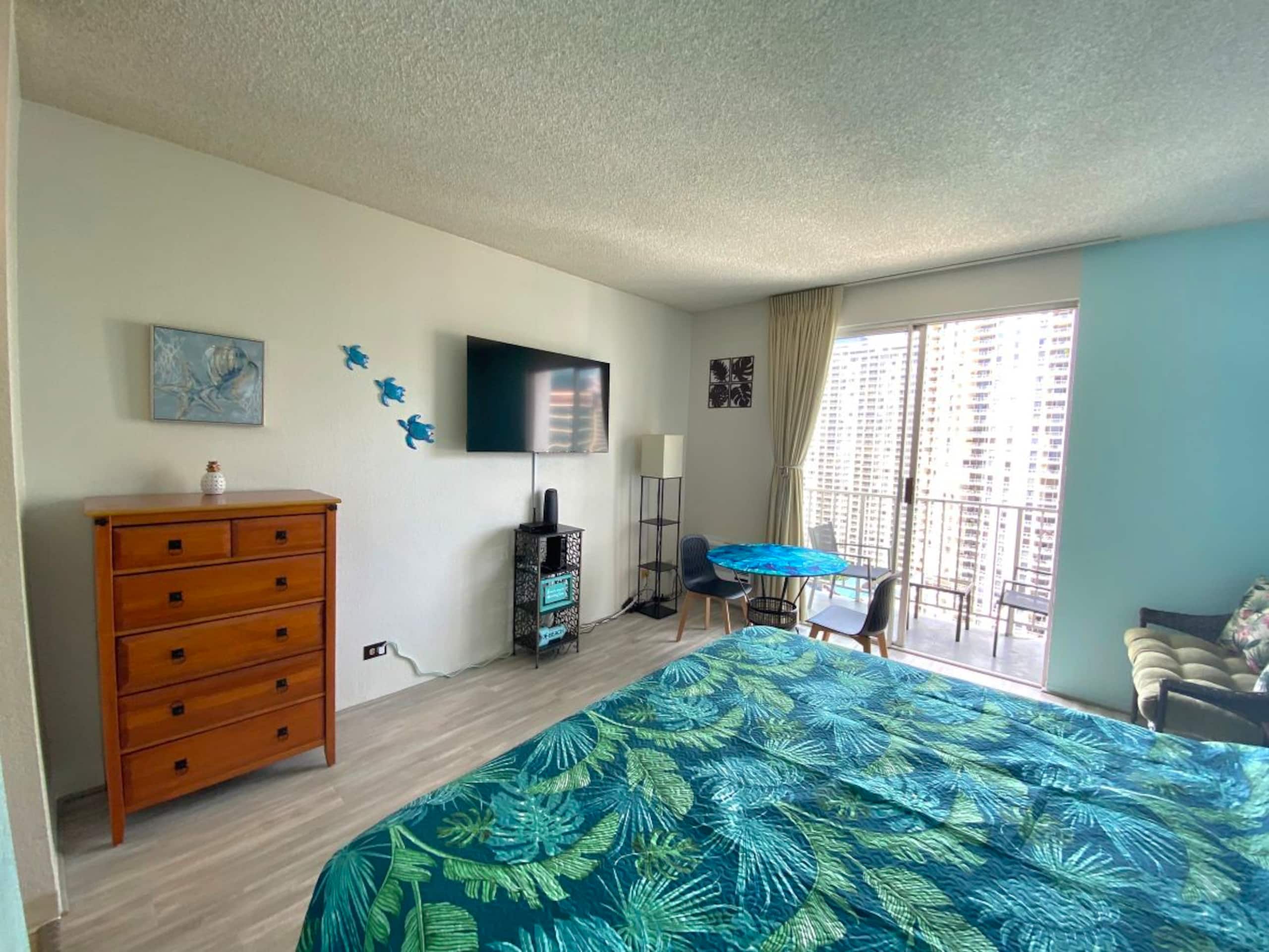 Condo in Honolulu · ★4.93 · Studio · 1 bed · 1 private bath - Image 5
