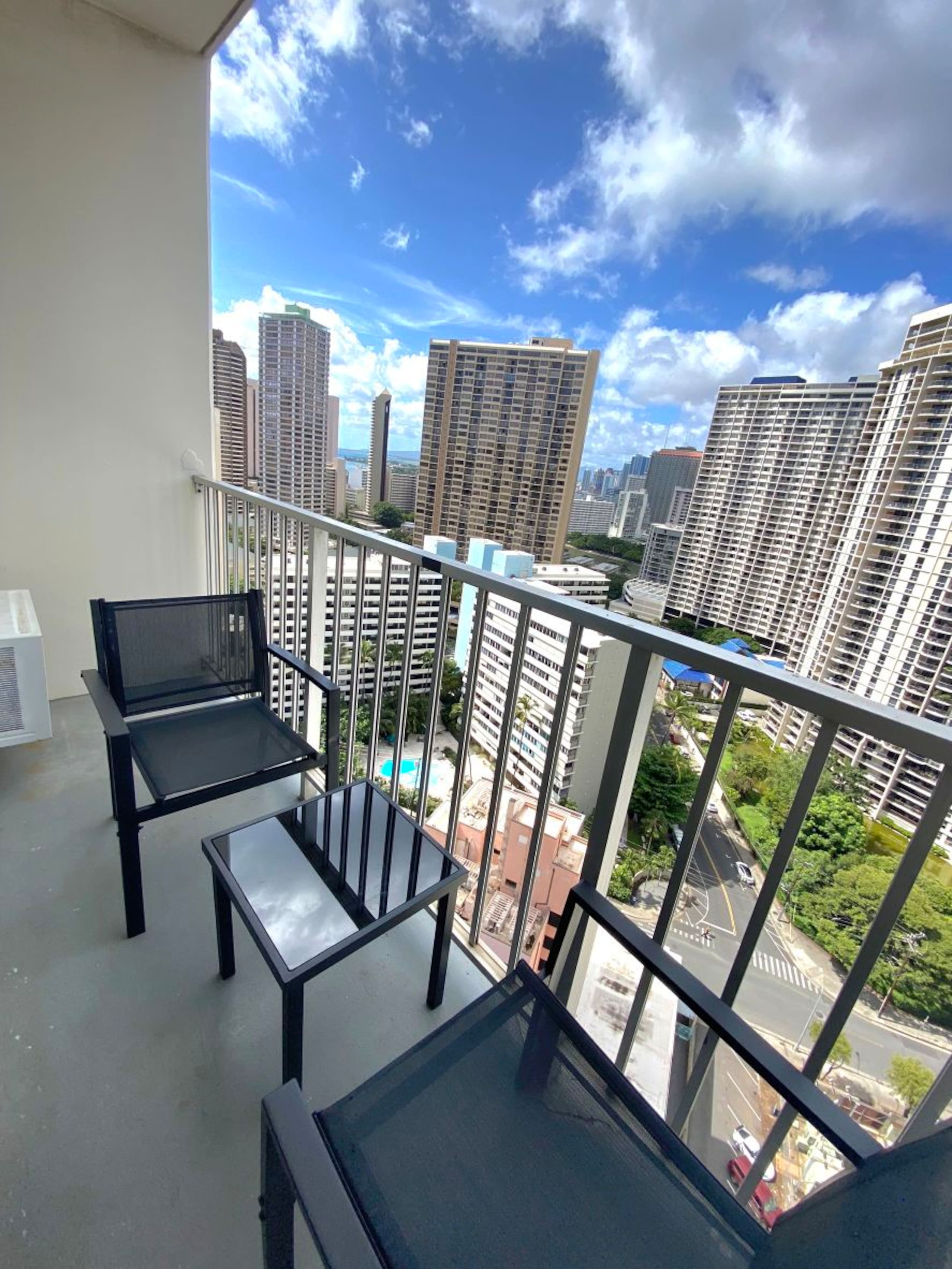 Condo in Honolulu · ★4.93 · Studio · 1 bed · 1 private bath - Image 3