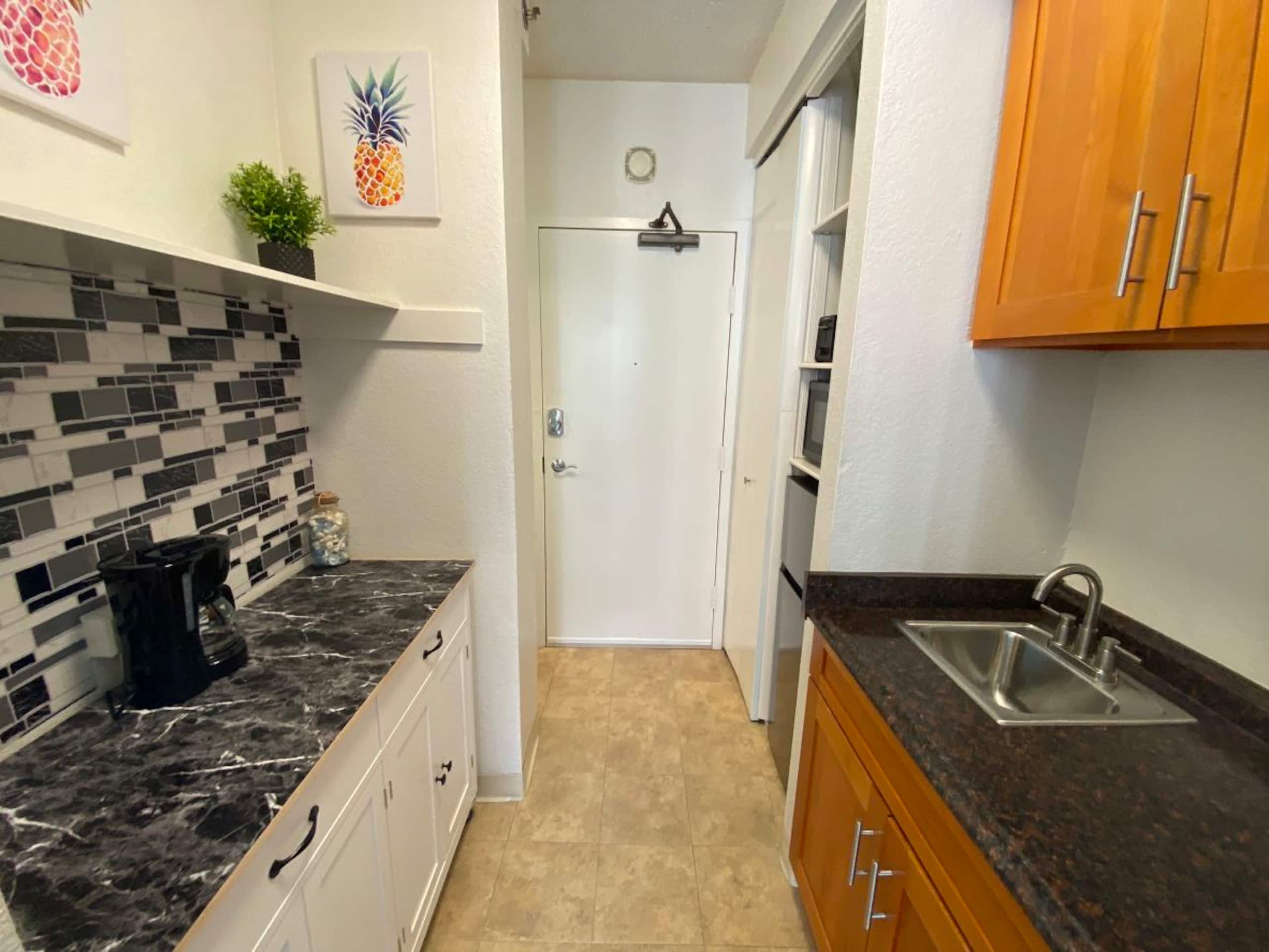 Condo in Honolulu · ★4.93 · Studio · 1 bed · 1 private bath - Image 11