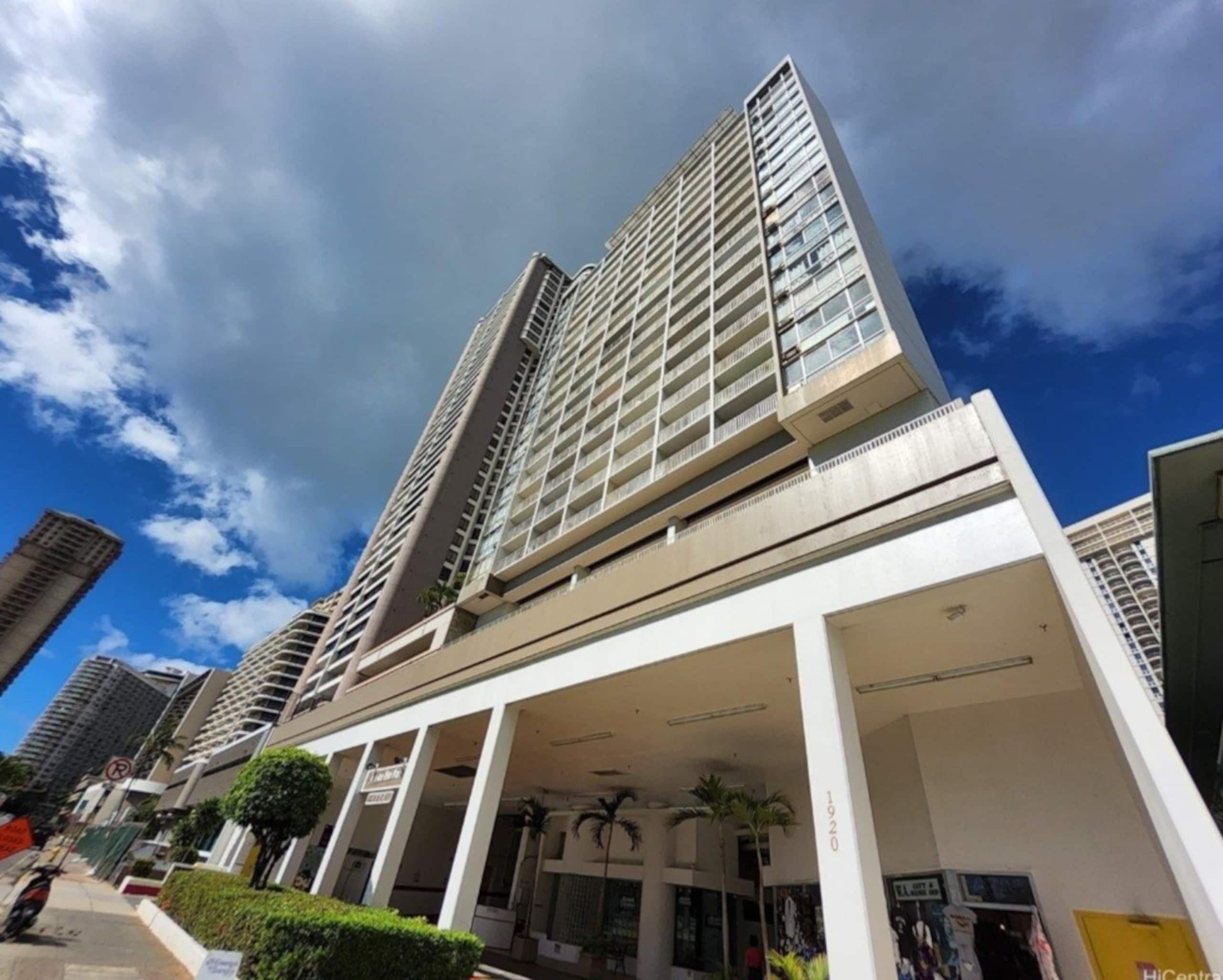 Condo in Honolulu · ★4.93 · Studio · 1 bed · 1 private bath - Image 31
