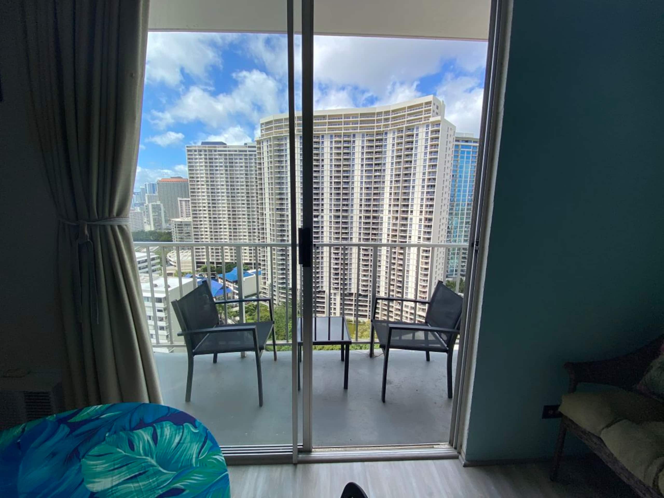 Condo in Honolulu · ★4.93 · Studio · 1 bed · 1 private bath - Image 6