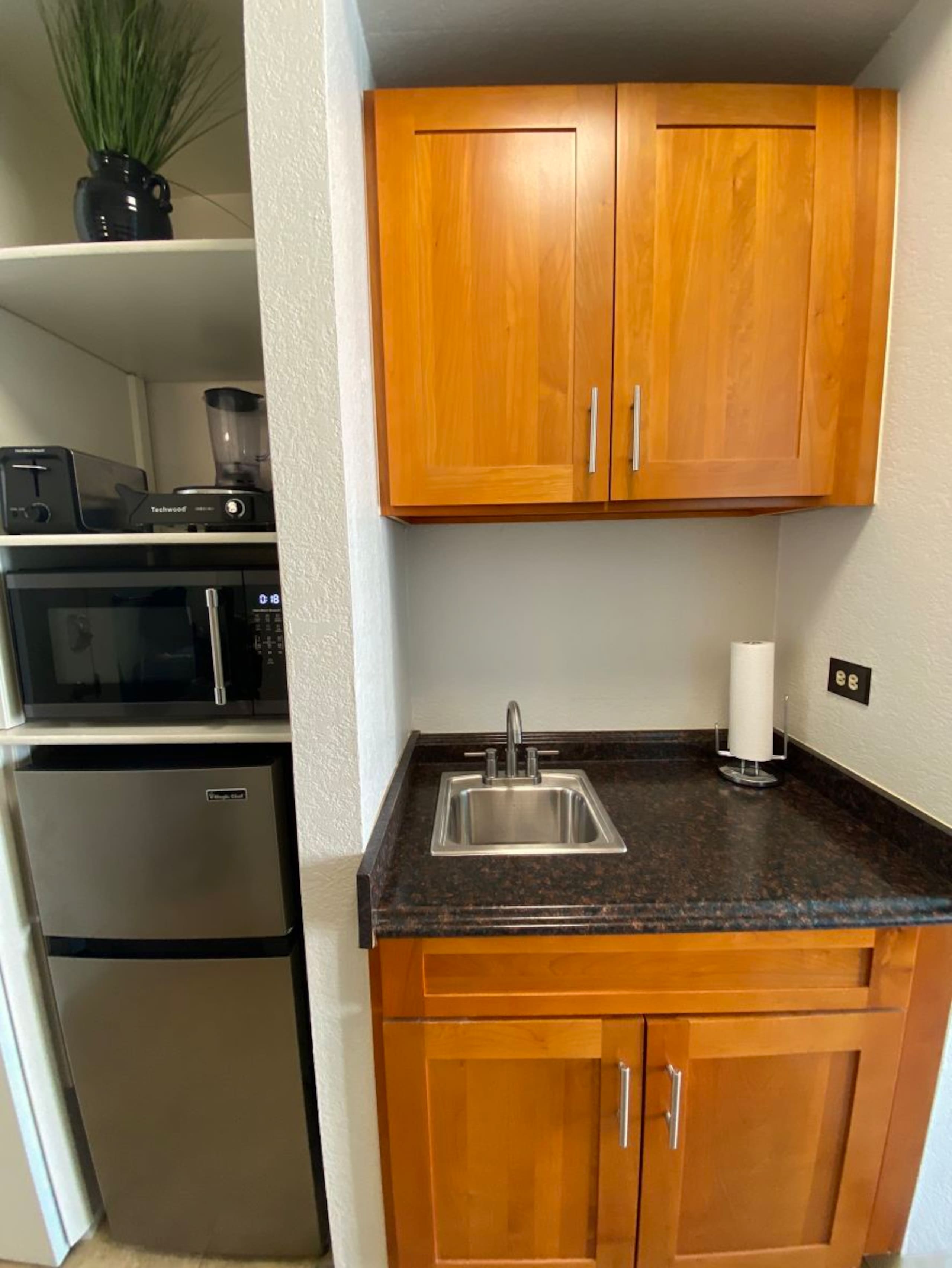Condo in Honolulu · ★4.93 · Studio · 1 bed · 1 private bath - Image 12