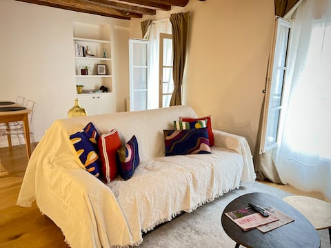 Popular Airbnb listing: Hyper Centre / Stylish 1BR / Newly Renovated in Saint Germain En Laye