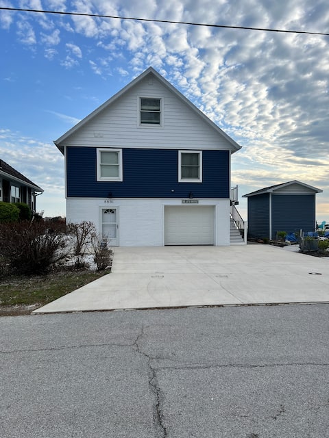 Beachnuts ! Lakefront 5 bed home