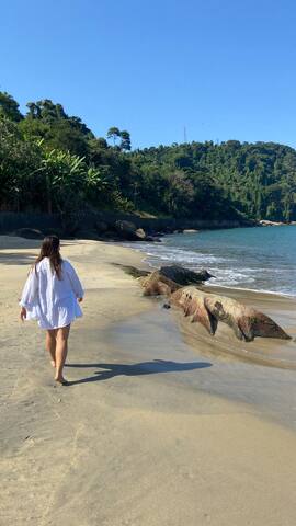 Entire home with 5 bedrooms in Angra Dos Reis - Casa pé na areia em condomínio fechado.
