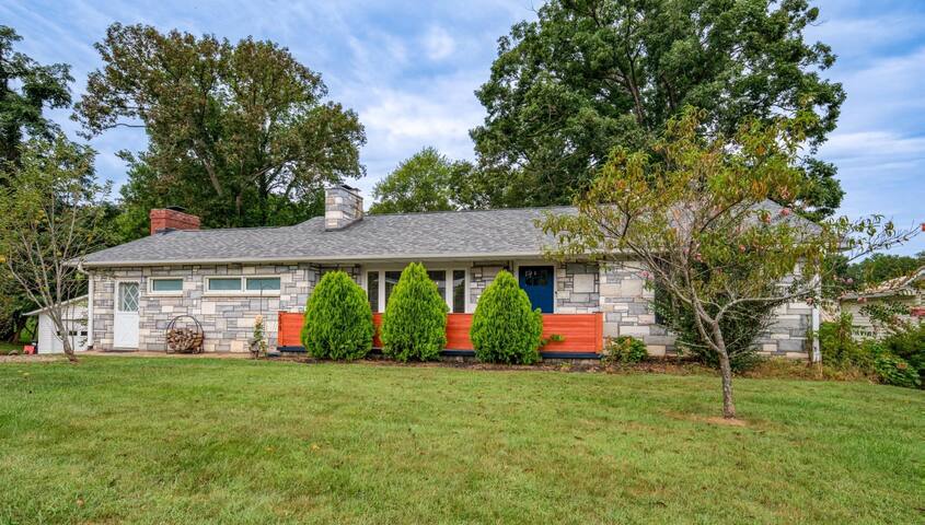 *2 Kings* Hot Tub* Game Room* 5 Miles to Downtown gallery image 4