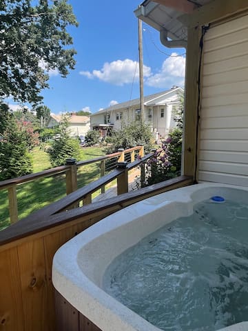*2 Kings* Hot Tub* Game Room* 5 Miles to Downtown