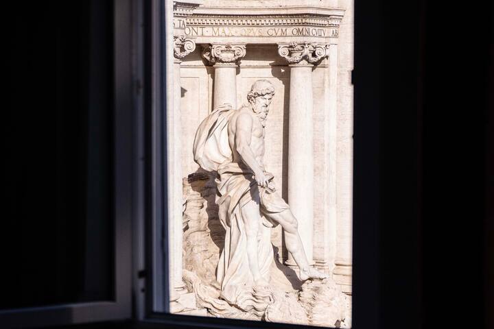Fontana di Trevi sweet apartment gallery image 3