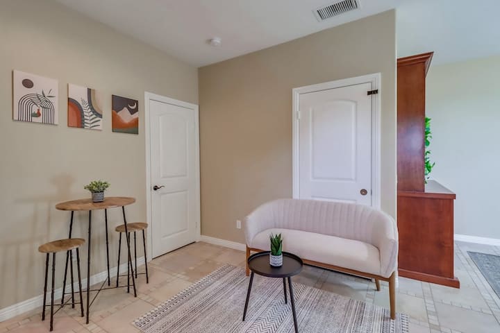 Great Location! Cozy Studio! - San Diego, CA