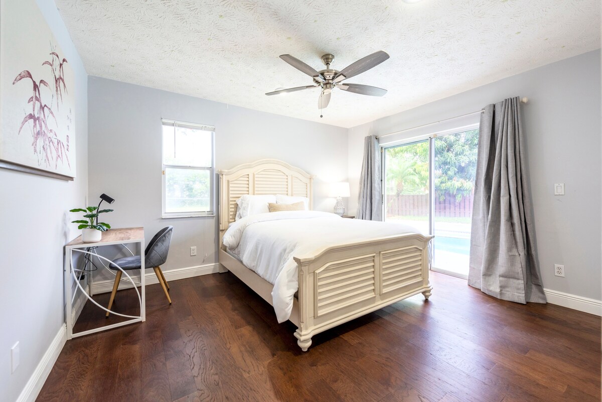 חדר שינה שני עם מיטת קווין סייז, שולחן כתיבה וגישה לבריכה ולג'קוזי.