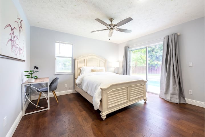 Втора спалня с двойно легло, бюро и достъп до басейна и хидромасажната вана.