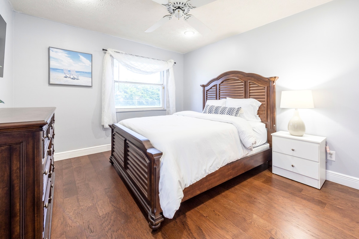 חדר שינה שלישי: מיטת קווין סייז, נוף לתעלה וטלוויזיה חכמה.