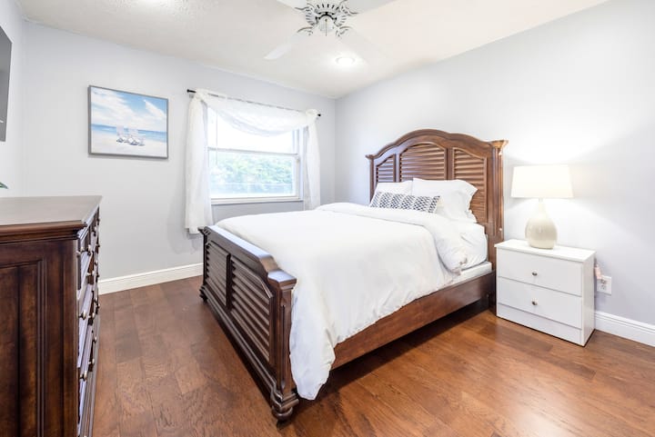 Трета спалня: двойно легло, изглед към канала и смарт телевизор.