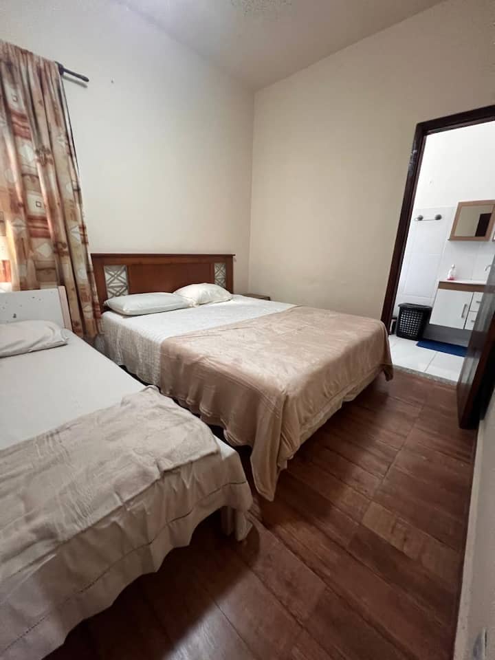 تحتوي هذه الغرفة على سرير متوسط الحجم وسريرين للأطفال. إذا كان لديك طفل واحد فقط، فإننا نزيل أحد الأسرّة للراحة ومساحة الغرفة.