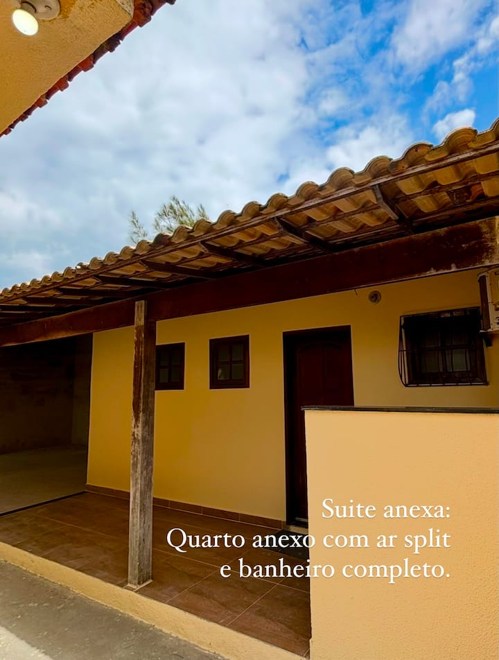 استمتع بالخصوصية الكاملة مع جناح منفصل مكيف وحمام كامل. سرير مزدوج.