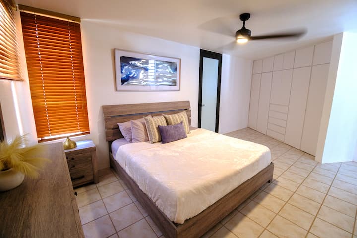 Uitzicht op de hoofdslaapkamer met een kingsize bed (180 x 190 cm) en een eigen complete badkamer in de slaapkamer. 
Hoofdslaapkamer heeft ook een tv.