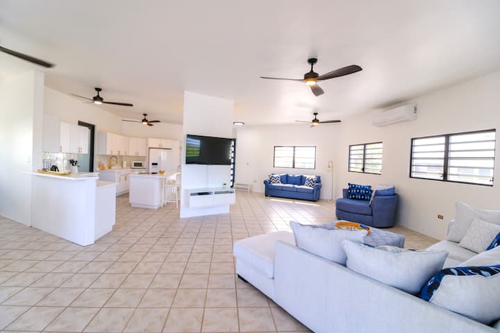 Uitzicht op woonkamer en keuken.