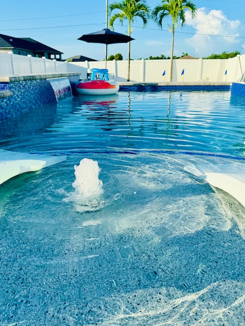 Check Dreams Retreat Heated saltwater Pool/hot tub