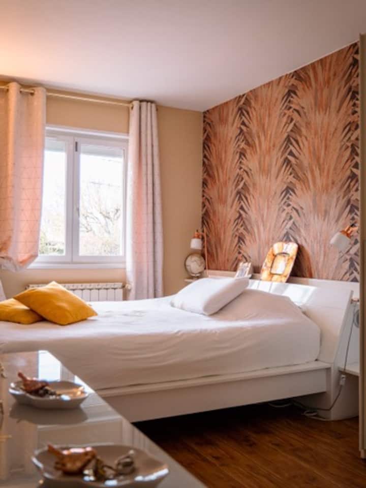 Chumba cha kulala kilicho na televisheni, kabati kubwa la nguo, zaidi ya 17m2.