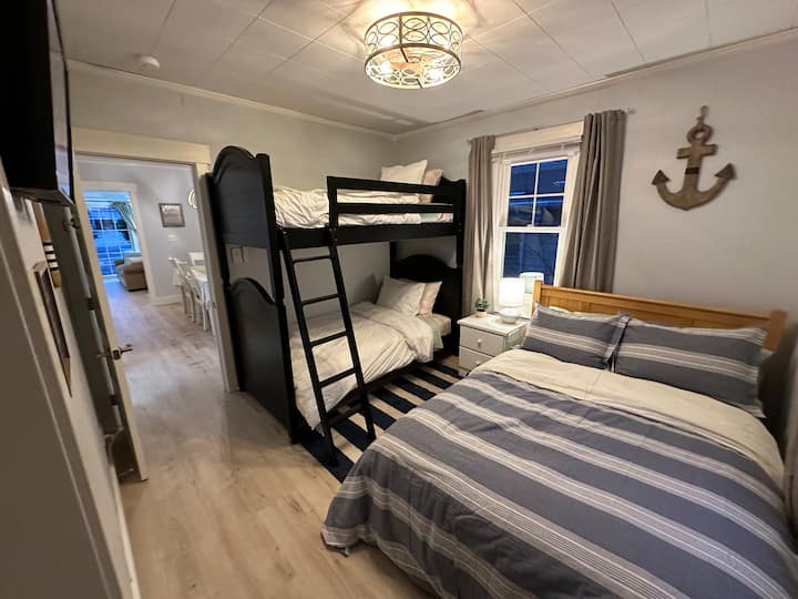 מיטה זוגית בגודל מלא ומיטות קומתיים עם שתי מיטות שינה, ואריזה זמינה - Oak Cottage