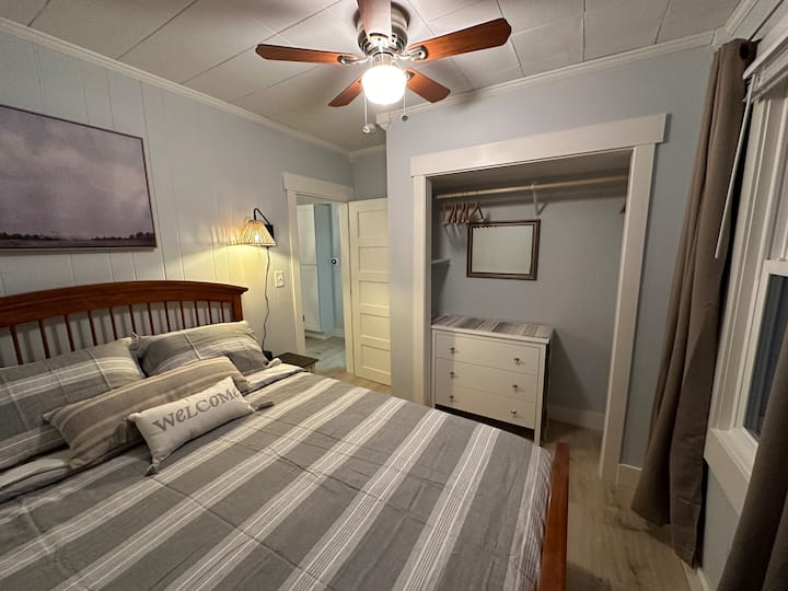 חדר שינה קווין עם מאוורר תקרה, וילונות להחשכת החדר, עמדת טעינה, מצעים נוספים ואחסון - Oak Cottage