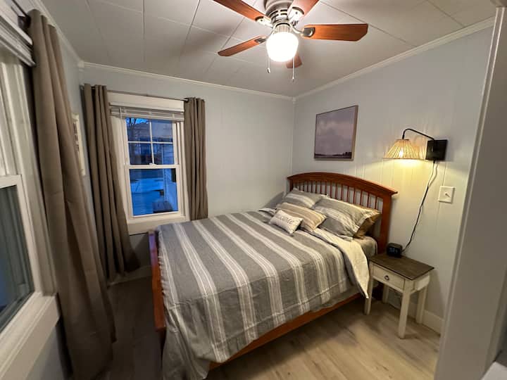 חדר שינה קווין עם מאוורר תקרה, וילונות להחשכת החדר, עמדת טעינה, מצעים נוספים ואחסון - פארק קוטג'