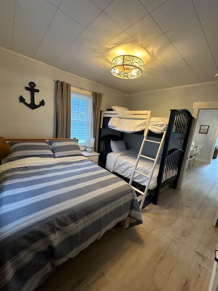 מיטה זוגית בגודל מלא ומיטות קומתיים עם שתי מיטות שינה, ו - Pack 'n Play זמין - Park Cottage