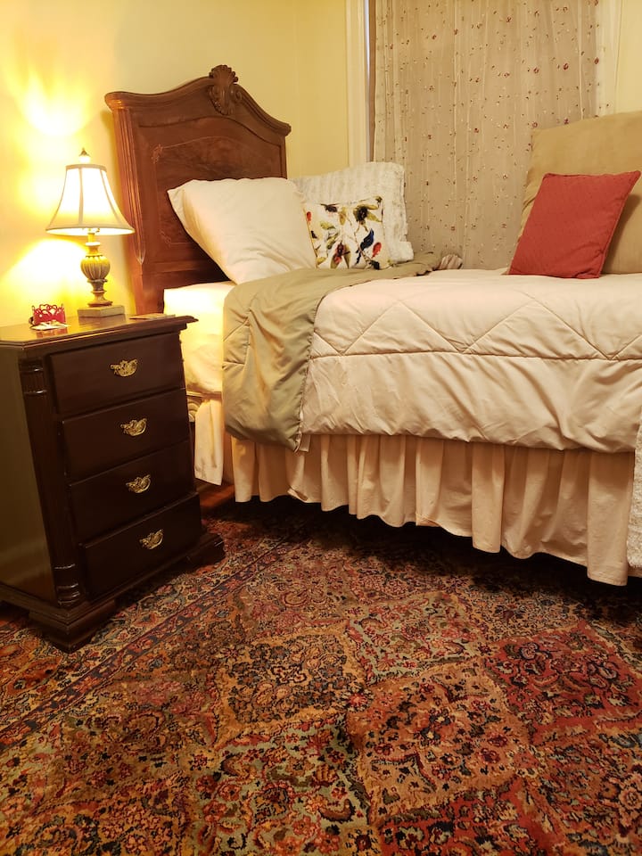 ¡La nueva alfombra!  Bienvenido a su relajante dormitorio amueblado con antigüedades y comodidad. 