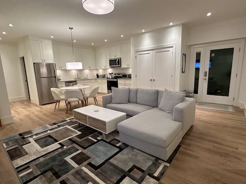 Top performing Airbnb: New 2 bdrm quiet neighbourhood in North Vancouver City