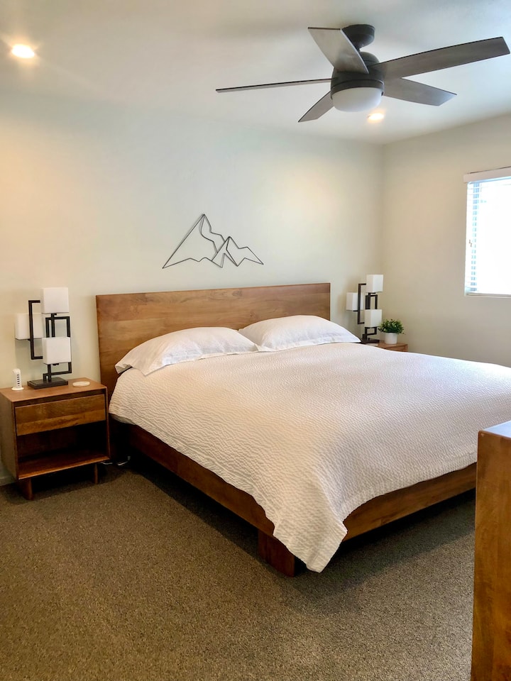 חדר שינה חדש בסגנון אנטון מווסט אלם.  יצירת אמנות שתגיע עד מאי.  