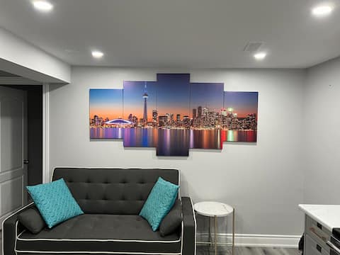 Top Airbnb: Luxury Private Basement Apartment 3 Bed/2bath in Lisgar