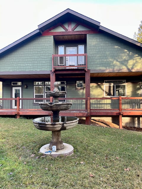 Hillside Home & Studio Apt WiFi Sleeps 12