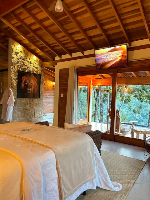 Romantic chalet, hydro with view and hammock.