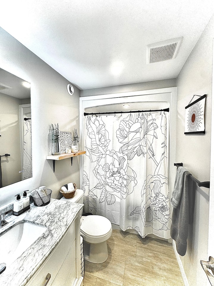 Lower 2BR Suite | Sofa Bed | Private Fenced Yard - Apartments for