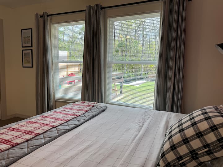 เตียงคิงไซส์พร้อมวิวคลองสมาร์ททีวีติดผนังตู้เสื้อผ้าขนาดใหญ่พร้อมไม้แขวนเสื้อตะกร้าและพื้นที่เก็บของ 