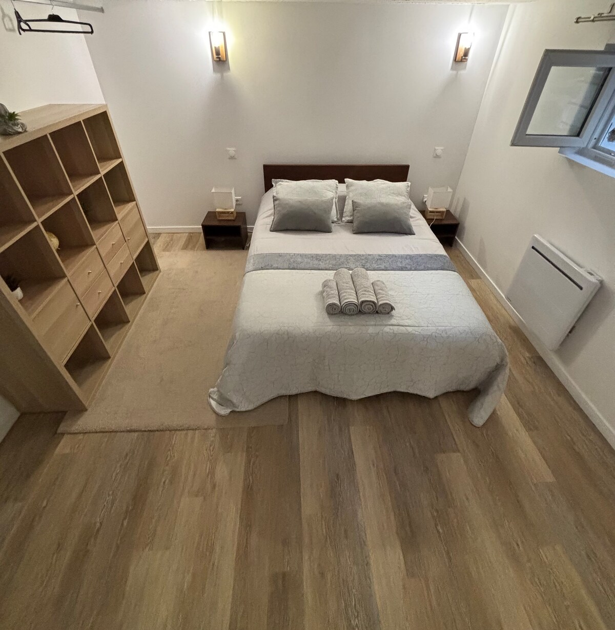 Საძინებელი ორადგილიანი საწოლით და ქოლგა საწოლით 