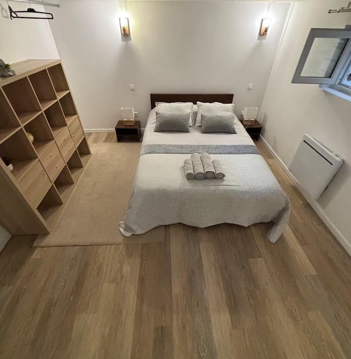 Bedroom with a double bed and an umbrella bed 