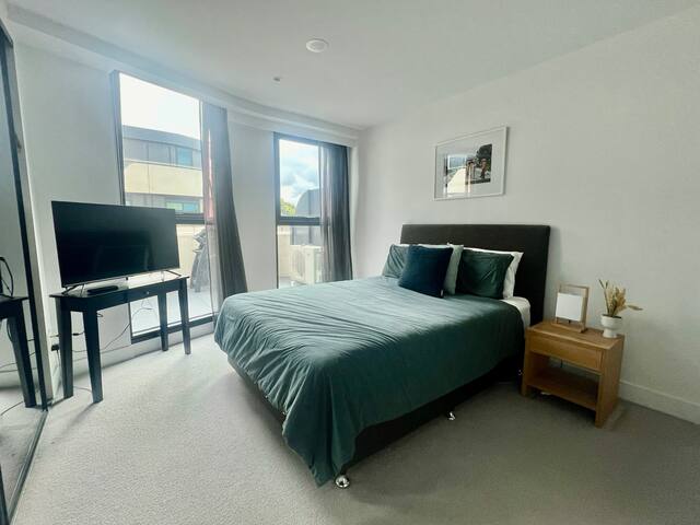 Hawthorn East Apt- Rooftop pool + Gym + Carpark gallery image 4