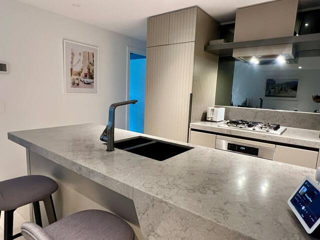 Hawthorn East Apt- Rooftop pool + Gym + Carpark gallery image 3