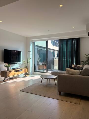 Hawthorn East Apt- Rooftop pool + Gym + Carpark gallery image 2